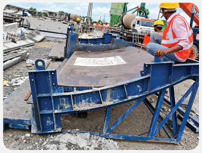 Parapet mould and working team